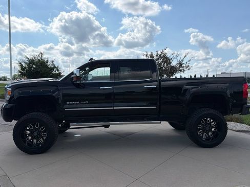 Used 2018 GMC Sierra 2500 Denali w/ Duramax Plus Package AWD/4WD image 5
