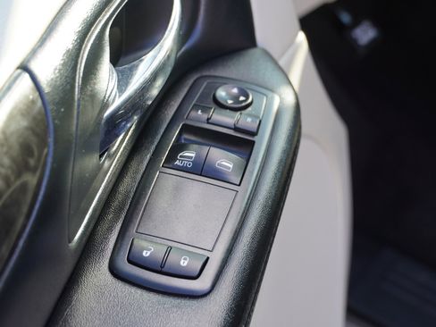 Used 2017 Dodge Grand Caravan SE w/ UConnect Hands-Free Group image 19