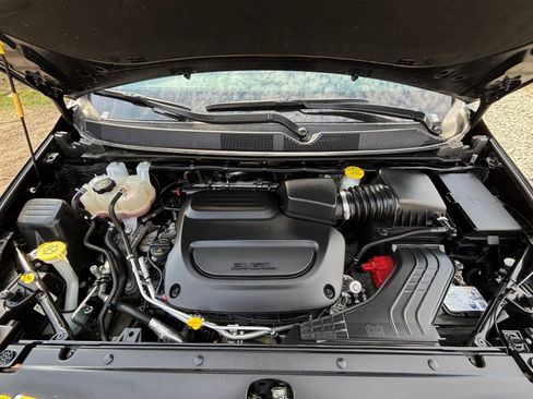 Used 2025 Chrysler Pacifica Limited FWD image 36