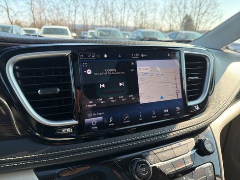 Used 2021 Chrysler Pacifica Limited image 32