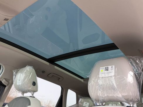 New 2025 Volkswagen Taos SE image 5