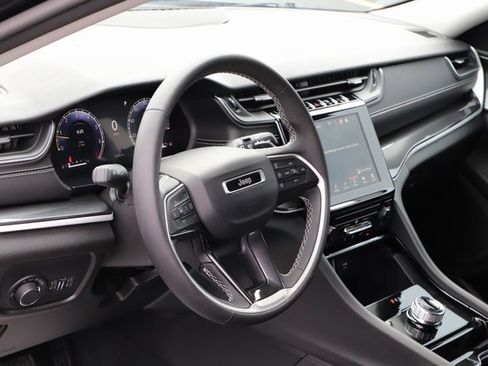 Used 2023 Jeep Grand Cherokee Laredo image 10