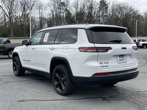 Used 2023 Jeep Grand Cherokee L Laredo image 3