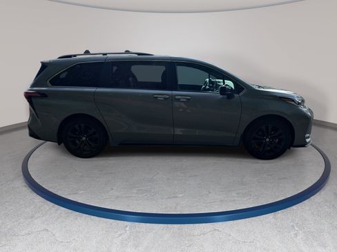 Used 2024 Toyota Sienna XSE FWD image 4