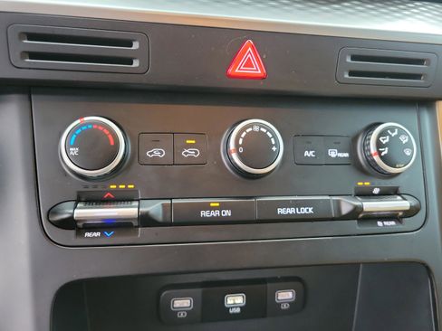 Certified 2024 Kia Carnival LX image 27