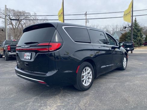 Used 2023 Chrysler Pacifica Touring-L FWD image 9