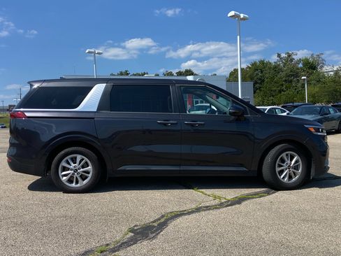 Used 2024 Kia Carnival LX FWD image 2