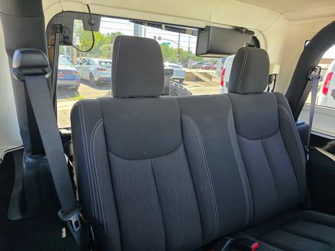 Used 2018 Jeep Wrangler Sahara w/ Connectivity Group AWD/4WD image 18