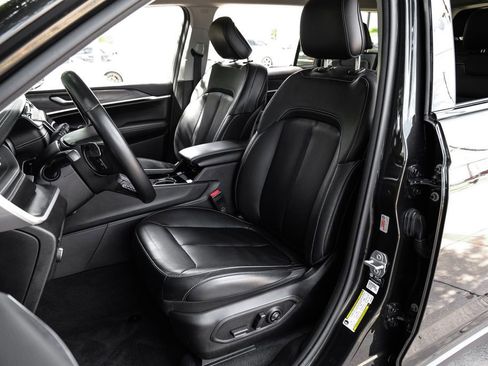 Used 2022 Jeep Grand Cherokee L Limited RWD image 8
