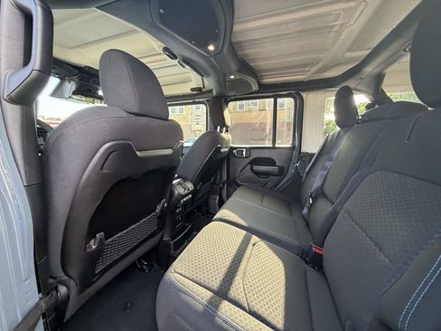 Used 2025 Jeep Wrangler Unlimited Rubicon 4xe AWD/4WD image 16