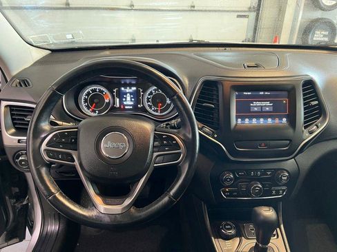Used 2019 Jeep Cherokee Latitude Plus w/ Cold Weather Group AWD/4WD image 19