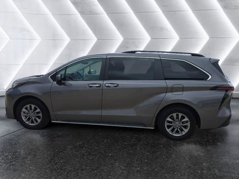 Used 2023 Toyota Sienna XLE image 8