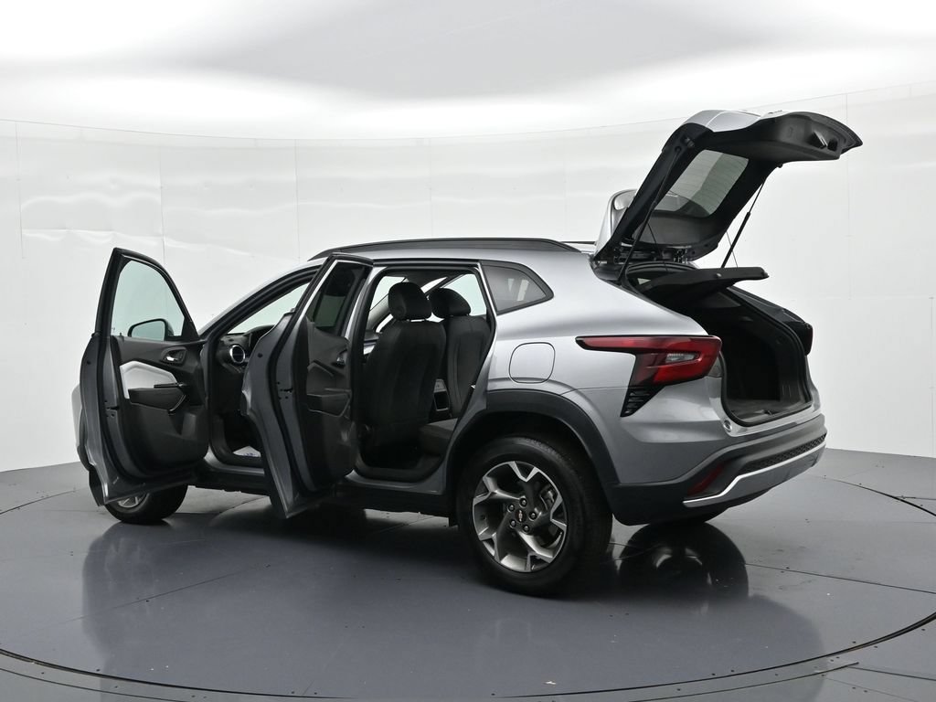 Used 2025 Chevrolet Trax LT FWD image 26