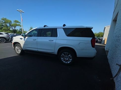 Used 2021 GMC Yukon XL SLT w/ SLT Luxury Plus Package AWD/4WD image 3