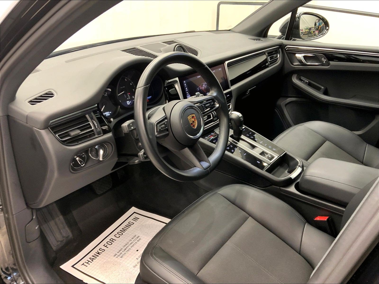 Certified 2023 Porsche Macan AWD/4WD image 4