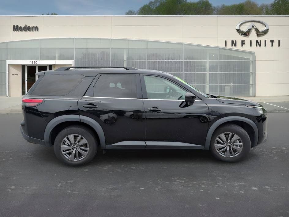 Used 2024 Nissan Pathfinder SV AWD/4WD image 3
