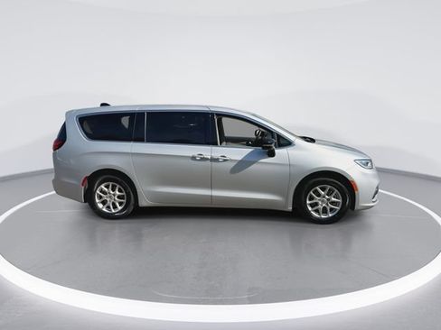 Used 2024 Chrysler Pacifica Touring-L FWD image 9