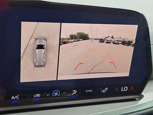 Used 2026 Chevrolet Traverse LT w/ Driver Confidence Package AWD/4WD image 17