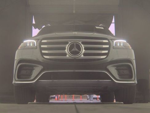 Used 2025 Mercedes-Benz GLS 450 4MATIC image 2