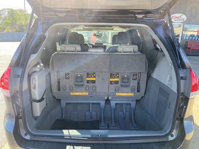 Used 2012 Toyota Sienna XLE w/ Entertainment Pkg FWD image 24