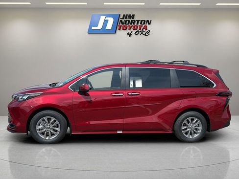 New 2026 Toyota Sienna XLE FWD image 8