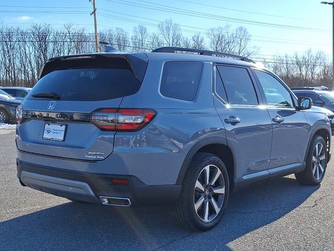 Used 2025 Honda Pilot Touring image 4