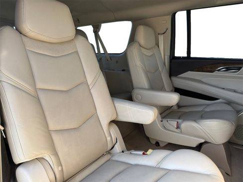 Used 2019 Cadillac Escalade ESV Luxury image 18