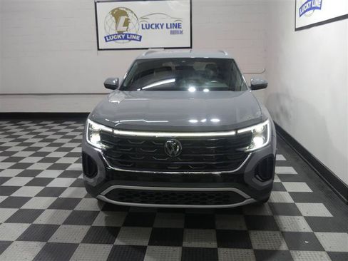 Used 2024 Volkswagen Atlas Cross Sport SE FWD image 3