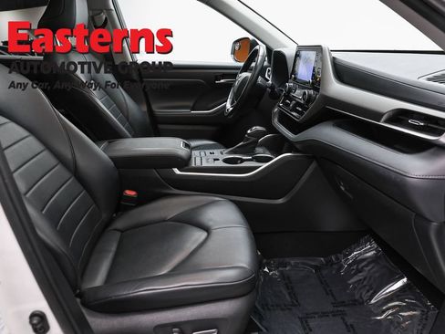 Used 2021 Toyota Highlander XLE AWD/4WD image 25