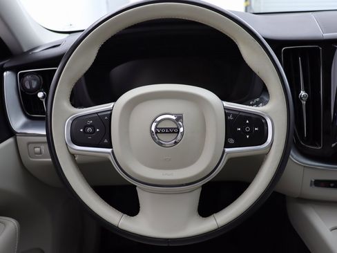 Used 2018 Volvo XC60 T6 Momentum w/ Vision Package image 13