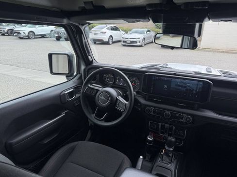 Used 2025 Jeep Wrangler Unlimited Rubicon AWD/4WD image 33