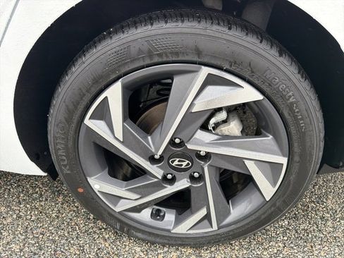Used 2025 Hyundai Elantra Sport image 32