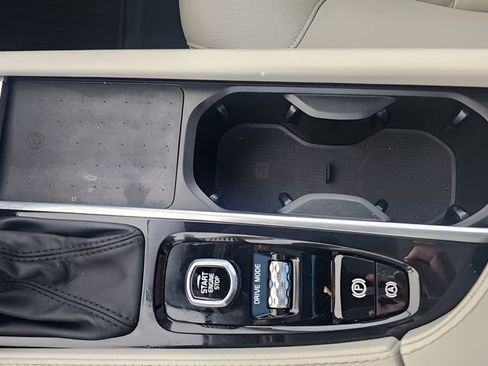 Used 2021 Volvo XC90 T5 Momentum image 35