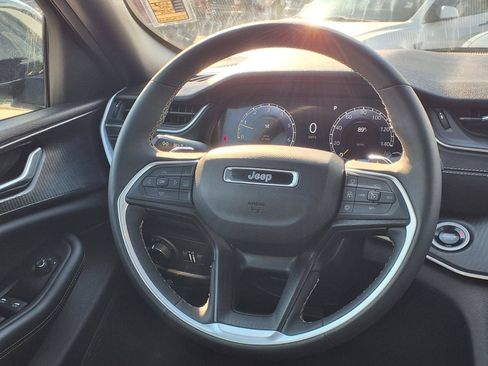 Used 2025 Jeep Grand Cherokee Altitude AWD/4WD image 23