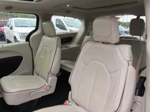 Used 2017 Chrysler Pacifica Limited image 31