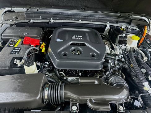 Used 2022 Jeep Wrangler Unlimited Sahara AWD/4WD image 32