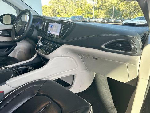 Used 2023 Chrysler Pacifica Limited FWD image 31