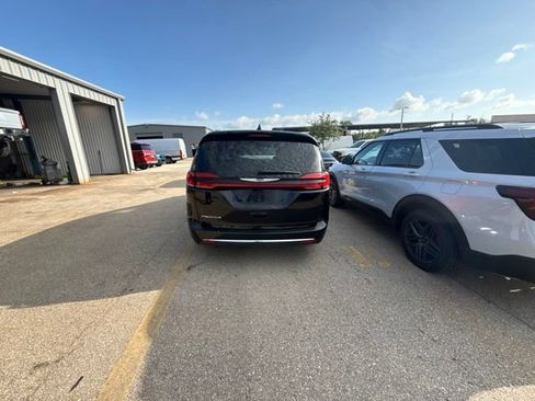 Used 2024 Chrysler Pacifica Touring-L FWD image 4
