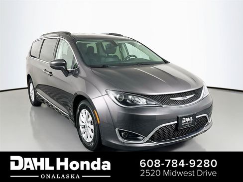 Used 2017 Chrysler Pacifica Touring-L FWD image 1