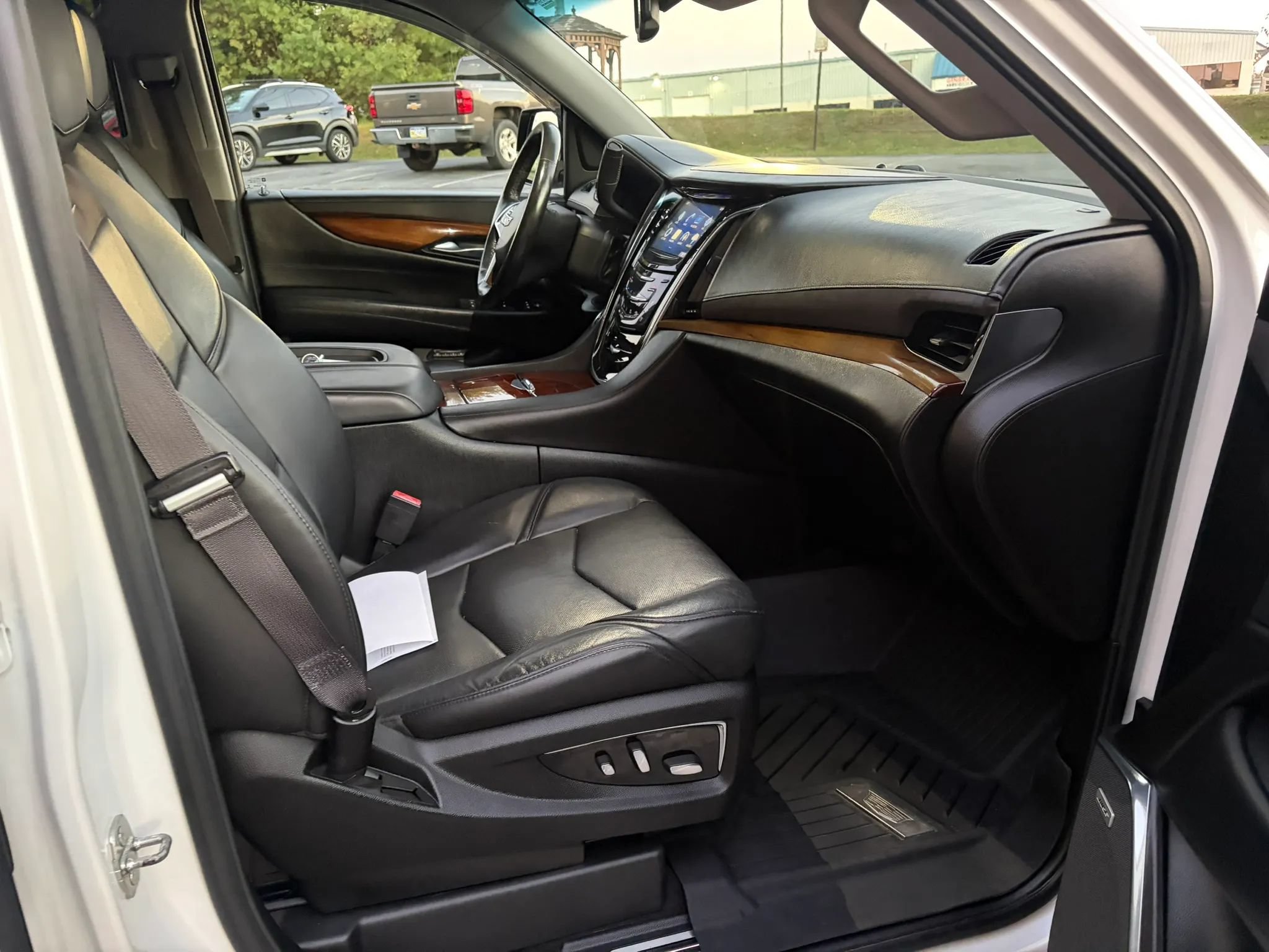 Used 2016 Cadillac Escalade Luxury AWD/4WD image 42
