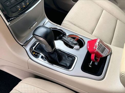 Used 2022 Jeep Grand Cherokee Laredo E image 16