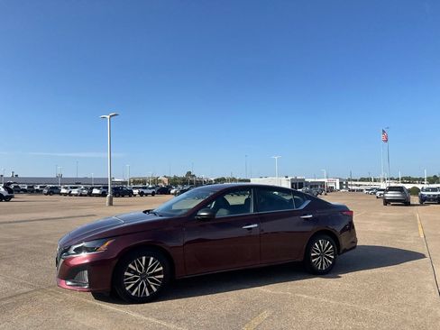 Certified 2025 Nissan Altima 2.5 SV FWD image 11