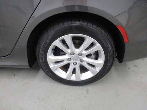 Used 2017 Chrysler 200 Limited w/ Convenience Group FWD image 4