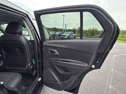 Used 2020 Chevrolet Trax LT w/ Driver Confidence Package AWD/4WD image 19