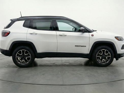Used 2025 Jeep Compass Trailhawk AWD/4WD image 11