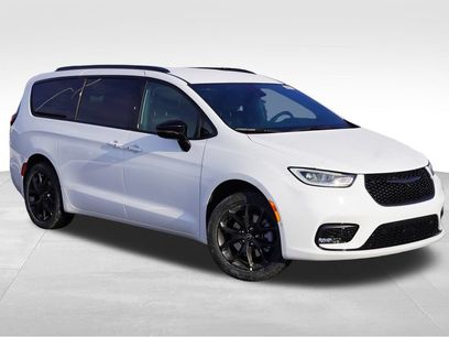 New 2026 Chrysler Pacifica Select w/ S Appearance Package