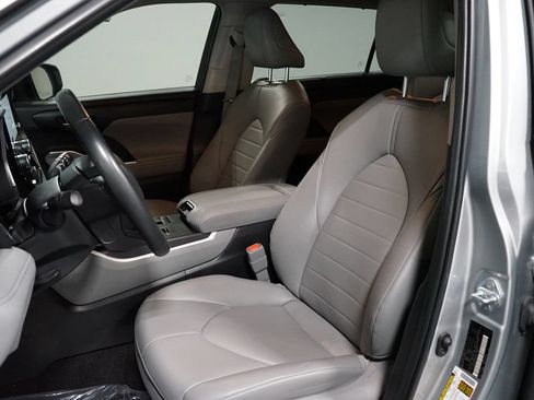 Used 2024 Toyota Highlander XLE FWD image 6