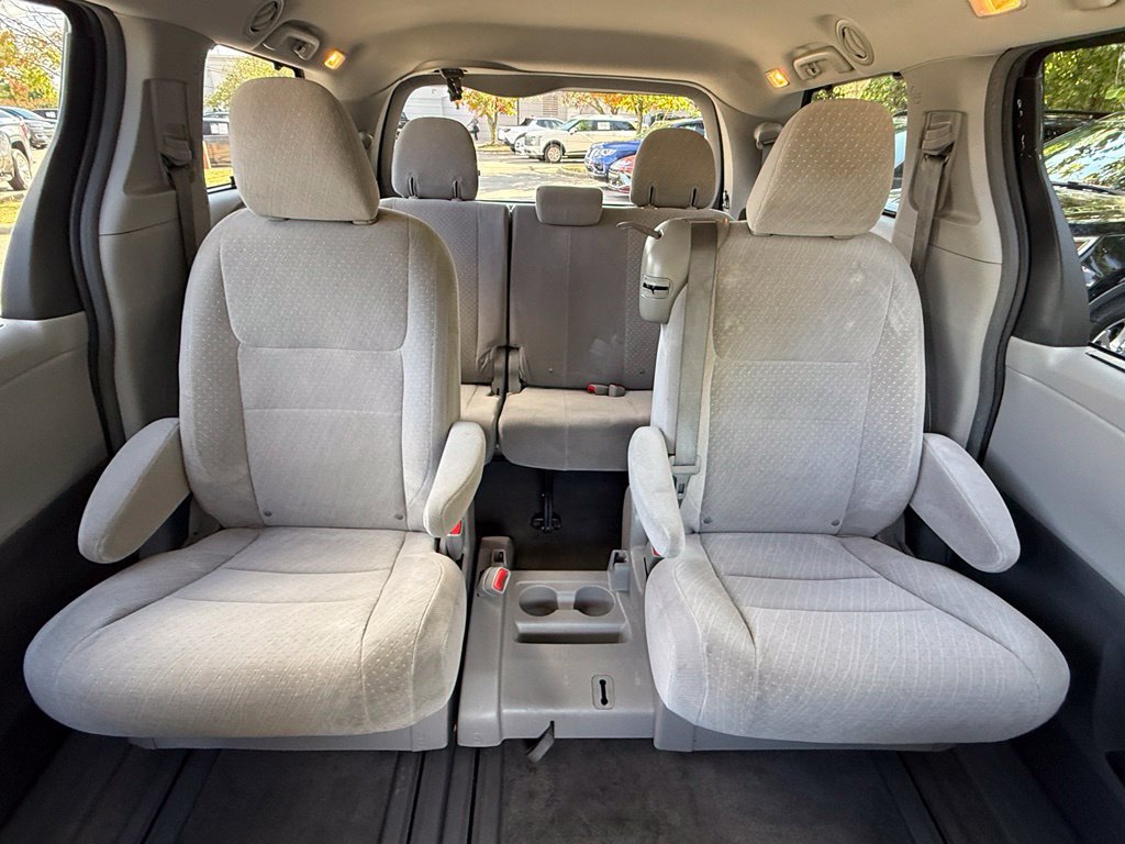 Used 2018 Toyota Sienna LE FWD image 43