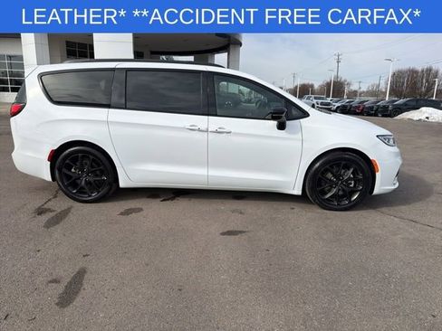 Used 2025 Chrysler Pacifica Limited FWD image 15