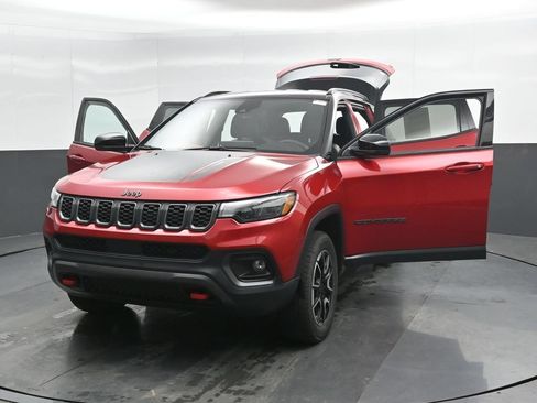 Used 2025 Jeep Compass Trailhawk AWD/4WD image 46